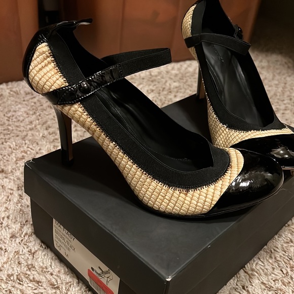 NIB BCBGMAXAZRIA MA-Fiasy in Natural Straw / Black Patent Leather Size 10M Pumps - Picture 2 of 10